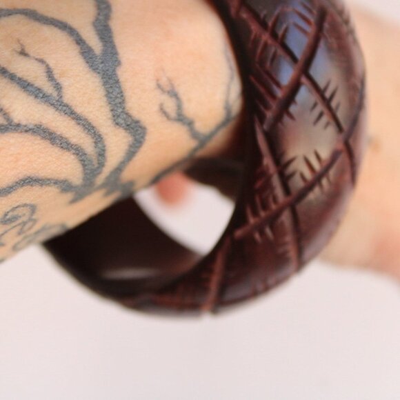 Vintage Bangle Bracelet, Brown Wood Carved Stacking Bracelet, Made in India Boho - Picture 10 of 10